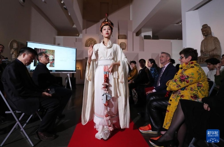 3月13日，在位于法國巴黎的吉美國立亞洲藝術博物館，模特展示敦煌復原服飾。新華社記者 高靜 攝