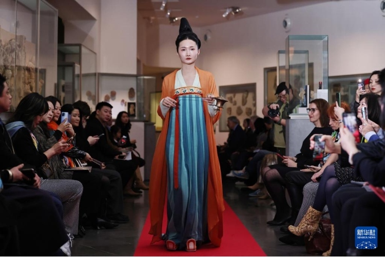 3月13日，在位于法國巴黎的吉美國立亞洲藝術博物館，模特展示敦煌復原服飾。新華社記者 高靜 攝