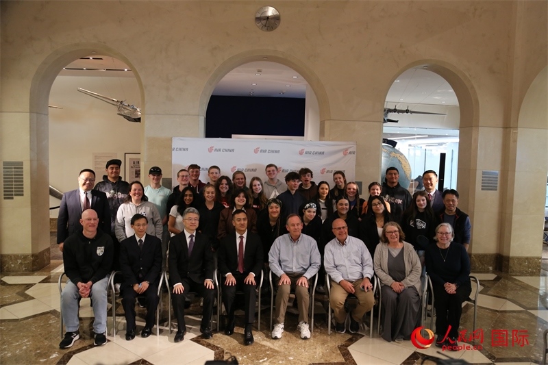 美國(guó)高中學(xué)生交流團(tuán)全體與前來(lái)送行的各方代表合影。人民網(wǎng)記者 鄧圩攝