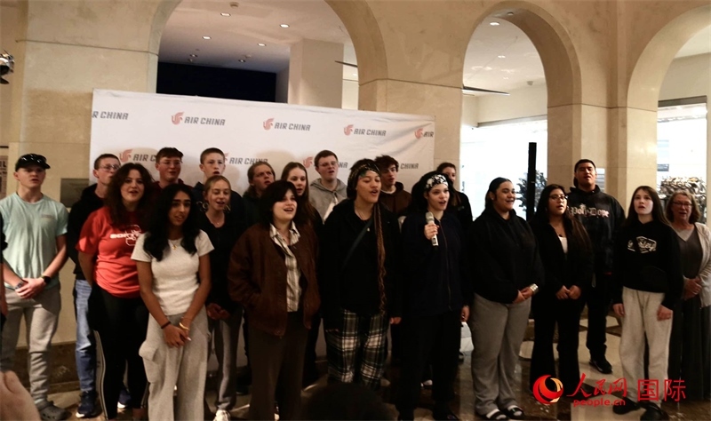 全體美國(guó)高中生合唱《希望的田野》。人民網(wǎng)記者 鄧圩攝