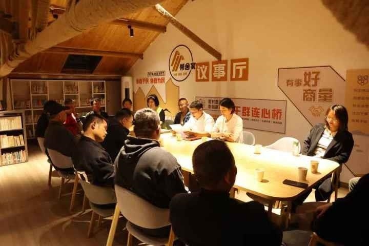 △浙江金華武義縣后陳村“鄰舍家”協(xié)商議事會(huì)討論舊村改造事宜。