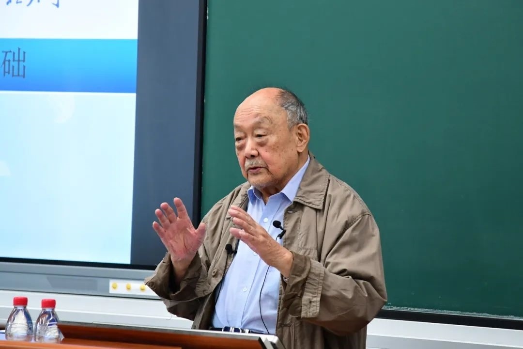 91歲的楊士莪院士“一站到底”為學(xué)生授課。哈爾濱工程大學(xué)供圖