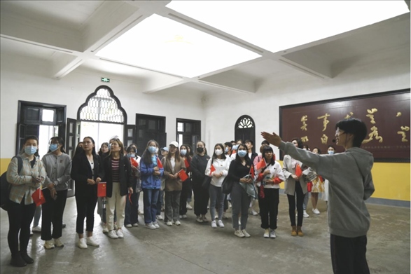 2021年5月20日，少數(shù)民族學(xué)生在湖南第一師范學(xué)院進(jìn)行紅色研學(xué)活動，共同追尋那段紅色歲月的足跡。