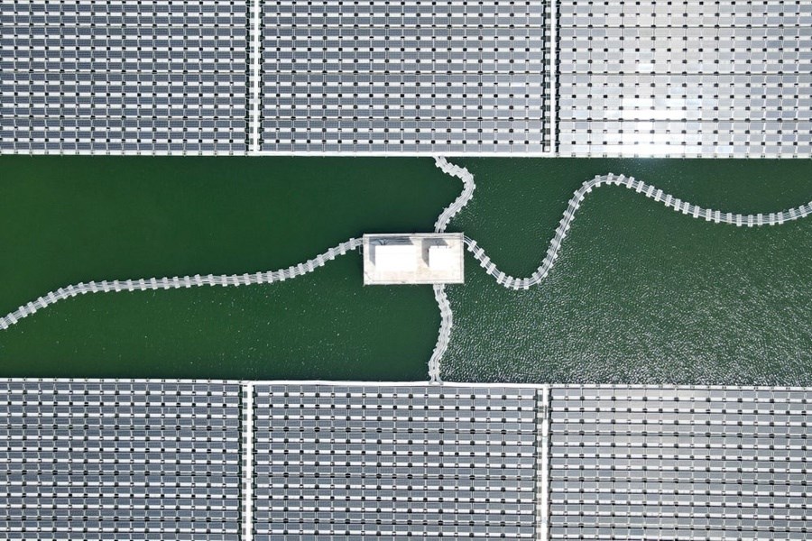 2022年8月25日拍攝的潁上縣毛圩水上光伏電站（無人機(jī)照片）。近年來，安徽省阜陽市潁上縣古城鎮(zhèn)積極推進(jìn)采煤沉陷區(qū)治理工作，將昔日的采煤沉陷區(qū)建設(shè)成水上光伏電站，既減少占用土地面積，又能生產(chǎn)清潔能源。