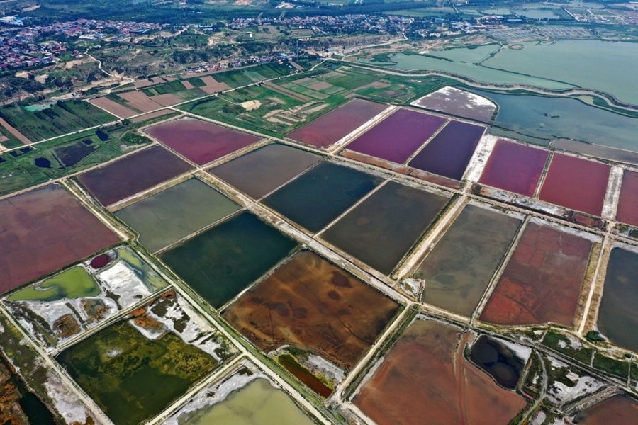 這是2023年7月11日拍攝的山西運(yùn)城鹽湖一角（無人機(jī)照片）。按照“生態(tài)優(yōu)先、保護(hù)為主、適度開發(fā)”的原則，2020年9月，運(yùn)城市全面停止鹽湖范圍內(nèi)的工業(yè)生產(chǎn)活動(dòng)。近年來，千年鹽湖正在向生態(tài)保護(hù)、風(fēng)貌重塑、產(chǎn)業(yè)轉(zhuǎn)型、全域旅游的“綠色發(fā)展”轉(zhuǎn)變。