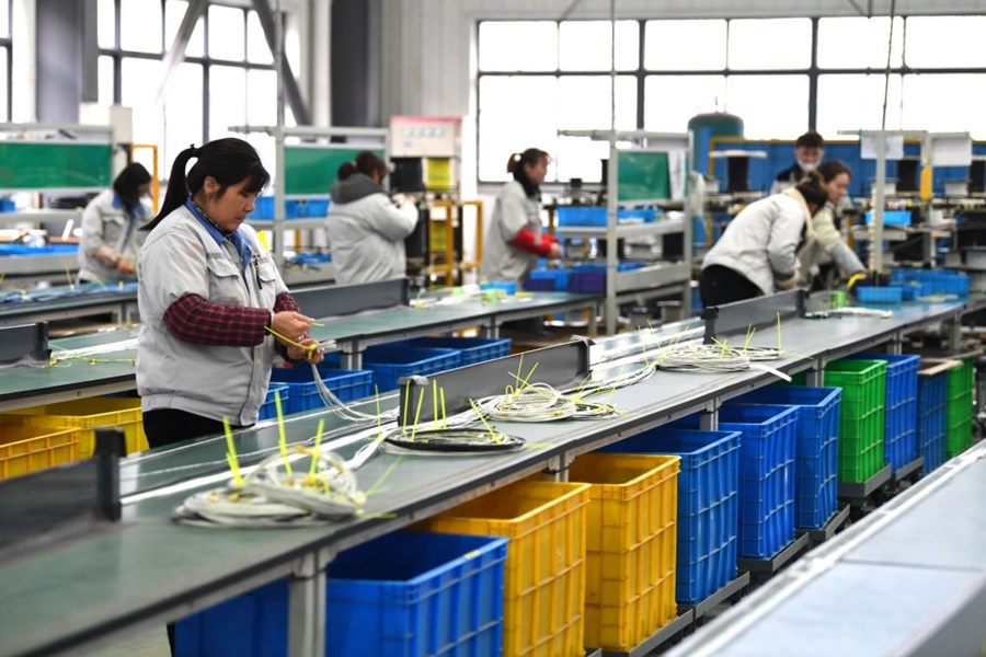 2022年2月16日，工作人員在安徽省滁州市汊河軌道交通裝備產(chǎn)業(yè)園的一家軌道交通裝備企業(yè)生產(chǎn)線上忙碌。安徽省滁州市來安縣汊河鎮(zhèn)地處皖蘇交界，緊鄰南京市江北新區(qū)。近年來，來安縣成為承接南京產(chǎn)業(yè)轉(zhuǎn)移的前沿陣地，汊河這個(gè)曾經(jīng)的傳統(tǒng)農(nóng)業(yè)小鎮(zhèn)緊抓機(jī)遇，開始深度融入長(zhǎng)三角，參與產(chǎn)業(yè)協(xié)作分工。產(chǎn)業(yè)園吸引了越來越多長(zhǎng)三角地區(qū)軌道交通企業(yè)入駐，形成了鐵路客車、城際軌道零部件研發(fā)、生產(chǎn)、銷售的產(chǎn)業(yè)集群。