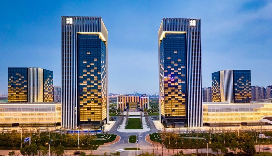 這是2019年3月13日拍攝的位于安徽合肥的中國(guó)聲谷產(chǎn)業(yè)園（無人機(jī)照片）。截至2024年，中國(guó)聲谷入駐企業(yè)超過2000戶，年產(chǎn)值超過2000億元，形成以智能語音及人工智能產(chǎn)業(yè)為核心的新一代信息技術(shù)產(chǎn)業(yè)集群。