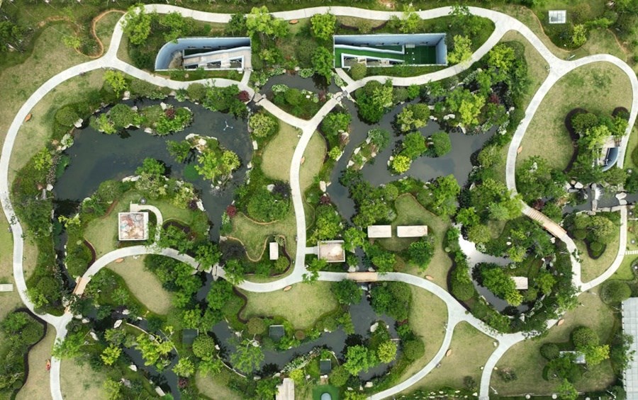 這是2023年6月15日拍攝的以“地上花園+地下治污”設(shè)計(jì)理念建設(shè)的九江市雙溪公園（無人機(jī)照片）。近年來，江西省九江市啟動(dòng)中心城區(qū)水環(huán)境綜合整治工程，通過地下污水治理、岸線生態(tài)修復(fù)、興建“公園式”污水處理廠、城市智慧管網(wǎng)管控等措施，改善水環(huán)境，城市面貌煥然一新。