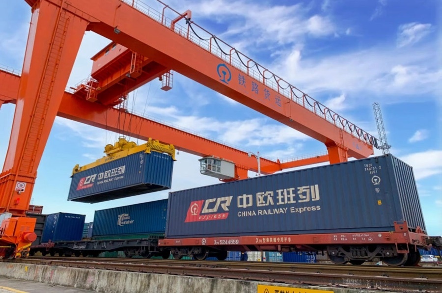 2022年4月29日，在鐵路合肥北站物流基地集裝箱作業(yè)區(qū)，龍門吊吊裝準(zhǔn)備發(fā)運(yùn)的中歐班列集裝箱。