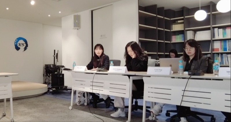 記者（左一）在交流活動上，以加強中日韓三國經(jīng)濟合作、增進三國民眾相互理解為主題發(fā)表演講。權(quán)小星攝