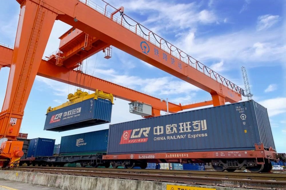 △2022年4月29日，在安徽合肥北站物流基地集裝箱作業(yè)區(qū)，準(zhǔn)備發(fā)運(yùn)的中歐班列集裝箱。