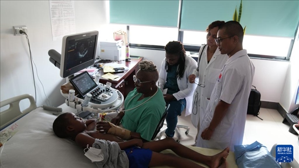 3月4日，在多米尼克羅索的中多友誼醫(yī)院，援多醫(yī)療隊成員、南方醫(yī)科大學第五附屬醫(yī)院心血管內(nèi)科主治醫(yī)師駱志鵬與當?shù)蒯t(yī)生共同診療。新華社記者 王朝 攝