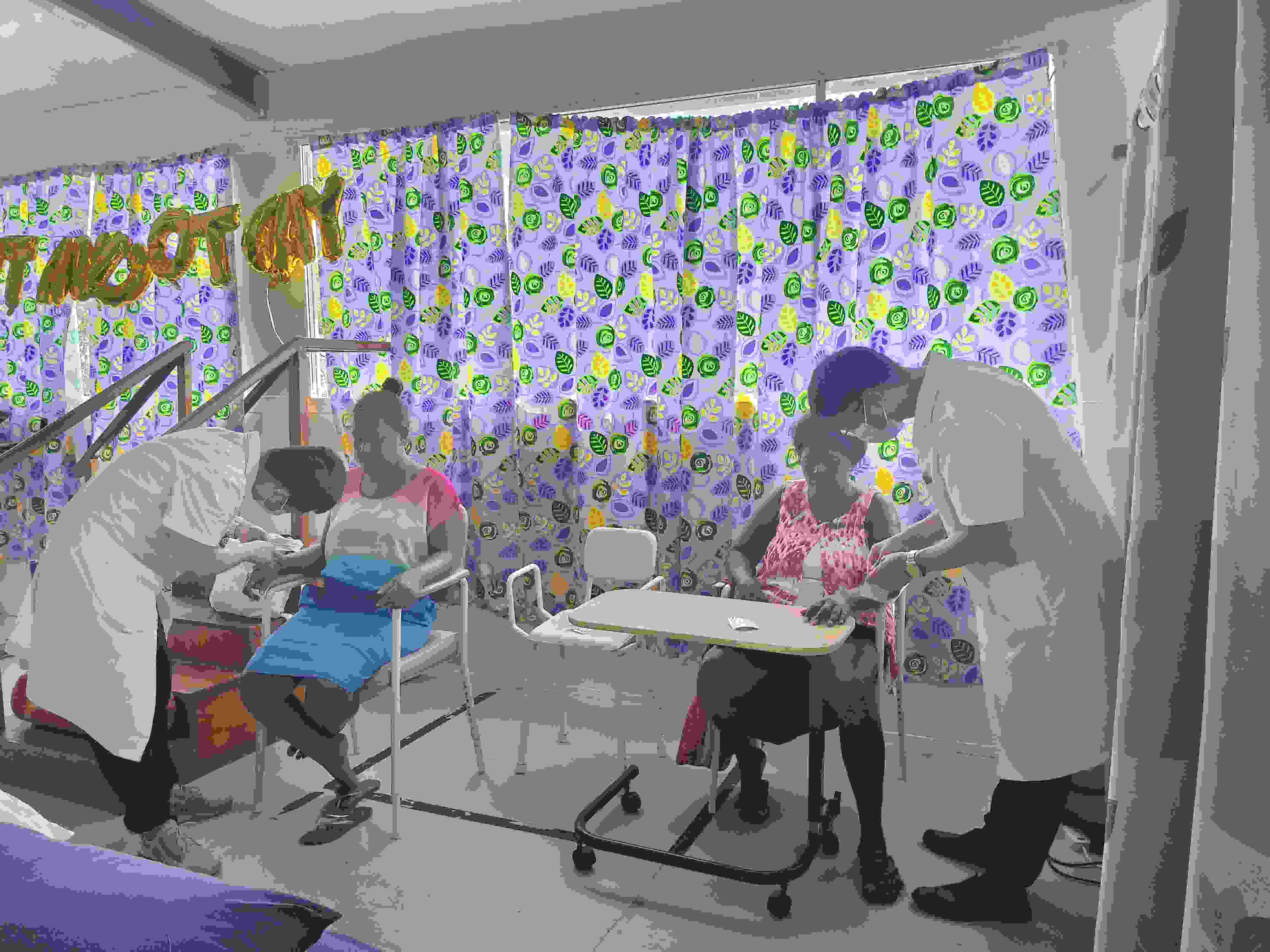 2023年7月3日，中國援助所羅門群島醫(yī)療隊針灸大夫在所羅門群島首都霍尼亞拉國家轉(zhuǎn)診醫(yī)院為患者治療。