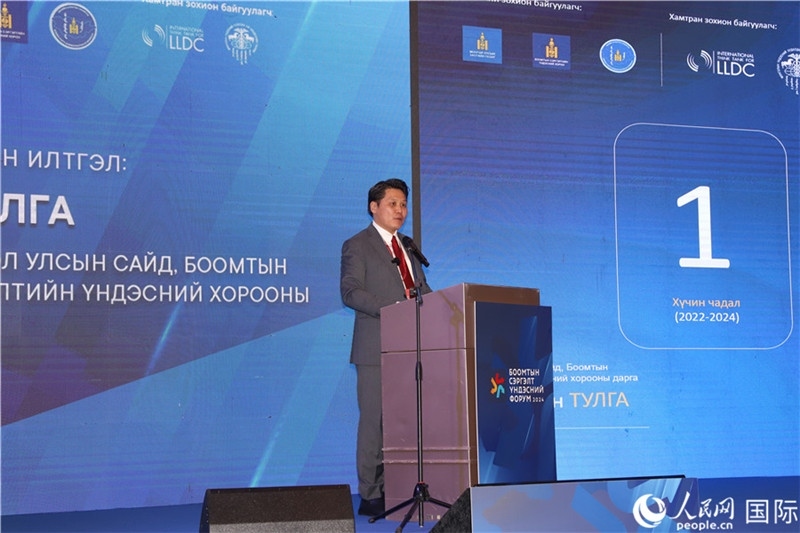 2.圖勒嘎部長做主旨報(bào)告。人民網(wǎng)記者 霍文攝_副本