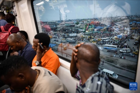 2月28日，在尼日利亞拉各斯，人們乘坐輕軌藍(lán)線列車。新華社記者 韓旭 攝