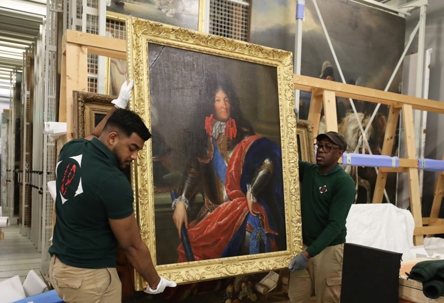  2024年3月11日，在法國(guó)巴黎近郊的凡爾賽宮，工作人員準(zhǔn)備打包油畫(huà)《路易十四戎裝像》。在2024年中法建交60周年暨中法文化旅游年之際，凡爾賽宮和故宮博物院將于4月至6月在故宮共同舉辦“凡爾賽宮與紫禁城”展覽。凡爾賽宮工作人員將70余件法方展品打包裝箱，計(jì)劃在不久之后將其運(yùn)往北京。新華社記者 高靜 攝