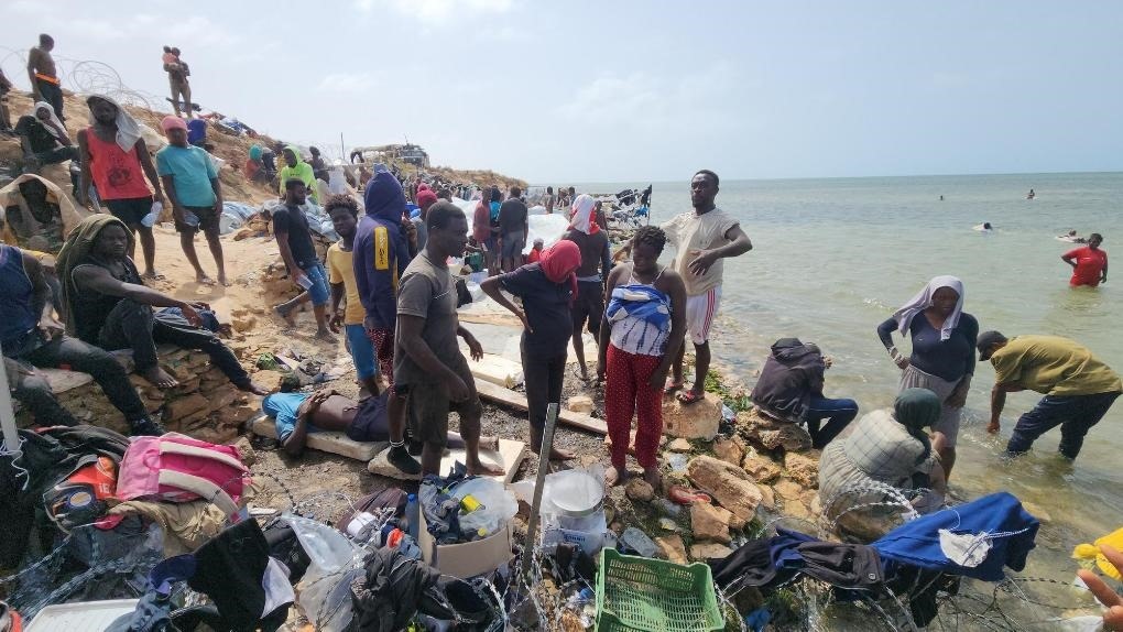 2023年7月26日，在突尼斯與利比亞邊境的艾季迪爾角，眾多移民滯留在地中海海岸邊。新華社發(fā)（哈姆扎·圖爾基亞攝）
