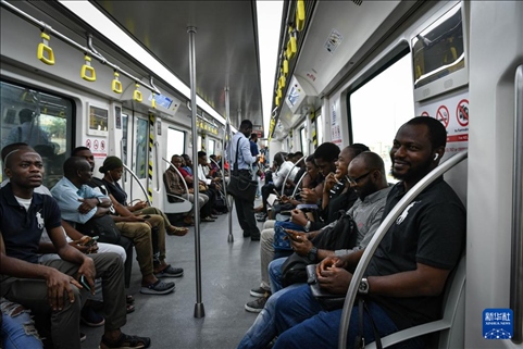 2月28日，在尼日利亞拉各斯，人們乘坐輕軌藍(lán)線列車。新華社記者 韓旭 攝