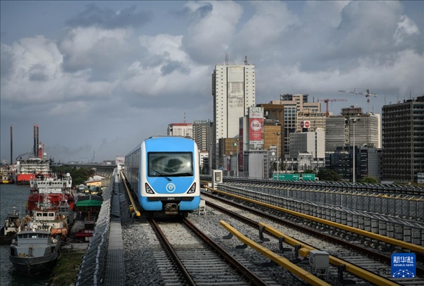 這是2月28日在尼日利亞拉各斯拍攝的一列輕軌藍(lán)線列車。新華社記者 韓旭 攝