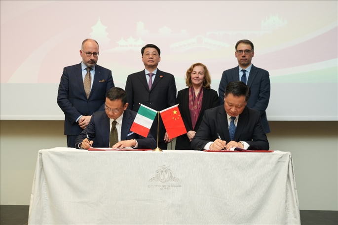揚(yáng)州市政府與意大利中國(guó)商會(huì)簽署合作協(xié)議。 主辦方供圖