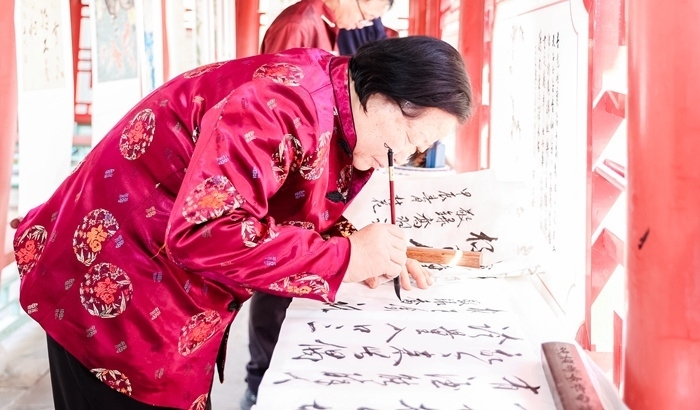 杏花節(jié)書畫展上書法家現場創(chuàng)作。受訪方供圖