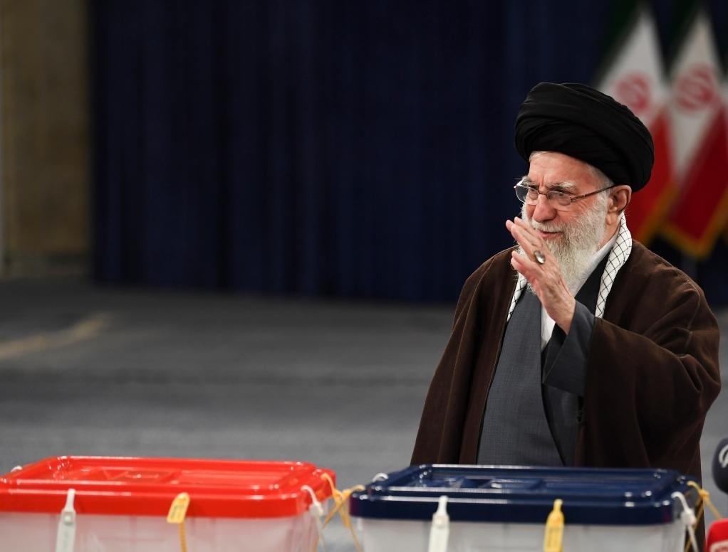 3月1日，在伊朗首都德黑蘭，伊朗最高領(lǐng)袖哈梅內(nèi)伊在設(shè)于領(lǐng)袖府內(nèi)的投票站投票。新華社記者沙達(dá)提攝