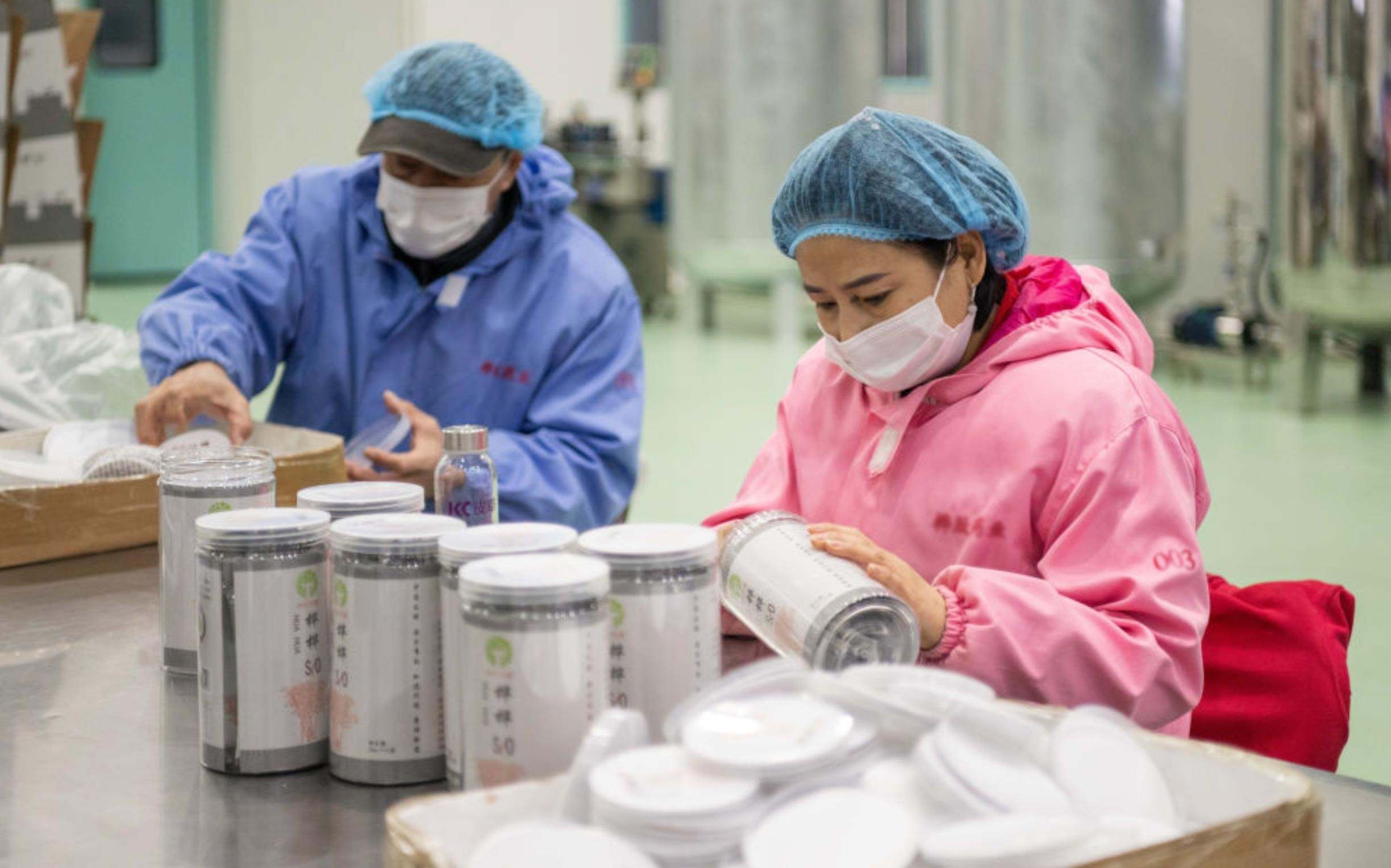 △2024年3月12日，黑龍江伊春一家公司內(nèi)，工作人員在包裝樺樹(shù)汁相關(guān)產(chǎn)品。