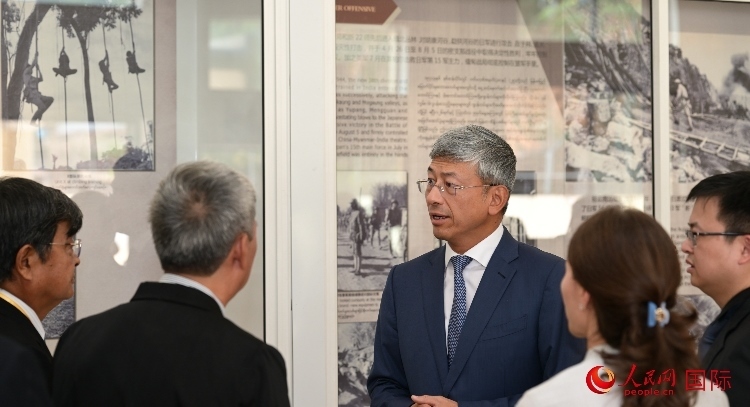 陳海大使了解中國遠(yuǎn)征軍紀(jì)念館情況。人民網(wǎng)記者 謝佳君攝