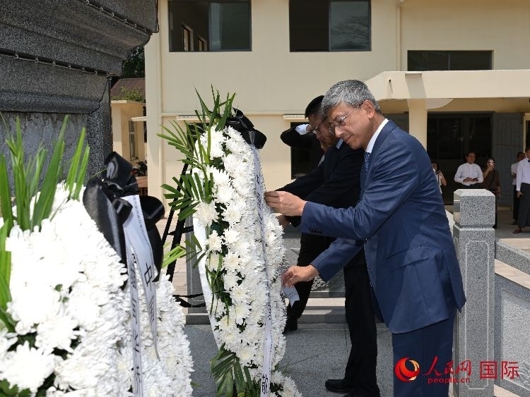 陳海大使向中國遠(yuǎn)征軍紀(jì)念碑敬獻(xiàn)花籃。人民網(wǎng)記者 謝佳君攝