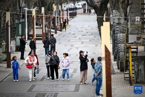 4月5日，游客在寧夏石嘴山市大武口洗煤廠工業(yè)遺址公園游覽。新華社記者 馮開華 攝