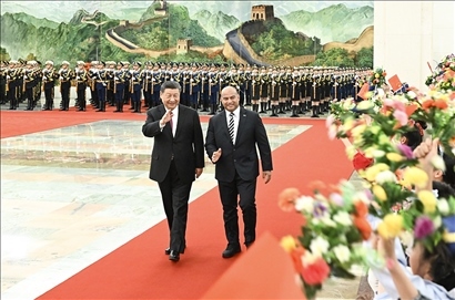 △2024年3月25日，習近平主席在北京人民大會堂同來華進行國事訪問的瑙魯總統(tǒng)阿迪昂舉行會談。這是會談前，習近平主席在人民大會堂北大廳為阿迪昂總統(tǒng)舉行歡迎儀式。