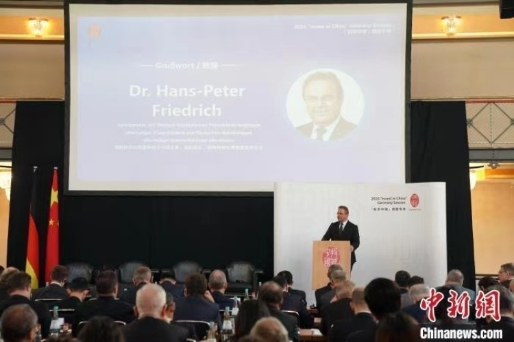 當(dāng)?shù)貢r(shí)間4月5日，由中國商務(wù)部主辦的“投資中國”德國專場(chǎng)推介活動(dòng)在斯圖加特市舉行。中新社記者 馬秀秀 攝