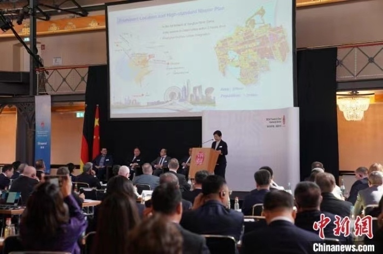 當(dāng)?shù)貢r(shí)間4月5日，由中國商務(wù)部主辦的“投資中國”德國專場(chǎng)推介活動(dòng)在斯圖加特市舉行。中新社記者 馬秀秀 攝