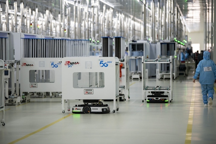 2024年1月10日，在位于浙江省金華市金義新區(qū)的潤馬光能集團(tuán)金華工廠智能化生產(chǎn)車間里，AGV（自動導(dǎo)引運(yùn)輸）小車忙碌穿梭在生產(chǎn)單元之間。圖源新華社