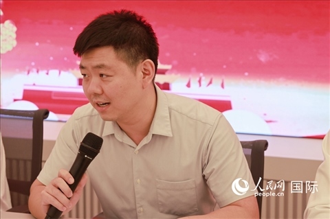 中國(guó)駐里約總領(lǐng)館領(lǐng)僑處處長(zhǎng)齊冀在座談會(huì)上致辭。人民網(wǎng)記者 陳海琪攝