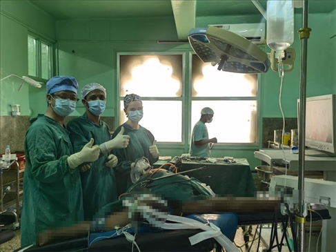 蔣國慶醫(yī)生（左）和當?shù)蒯t(yī)生慶祝手術成功。中國援桑醫(yī)療隊供圖