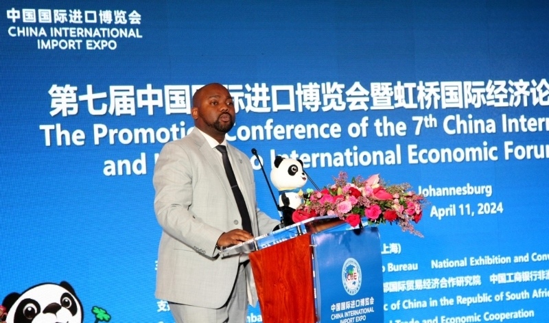 標(biāo)準(zhǔn)銀行集團(tuán)企業(yè)與商業(yè)銀行部國(guó)際貿(mào)易總經(jīng)理武巴致辭。（圖片來(lái)源：中國(guó)國(guó)際進(jìn)口博覽會(huì)官微）