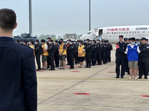 中國(guó)籍涉賭詐違法犯罪嫌疑人從柬埔寨被押解回國(guó)。人民網(wǎng)記者 郝萍攝