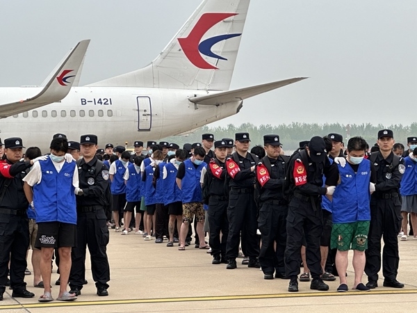 中國(guó)籍涉賭詐違法犯罪嫌疑人從柬埔寨被押解回國(guó)。人民網(wǎng)記者 郝萍攝