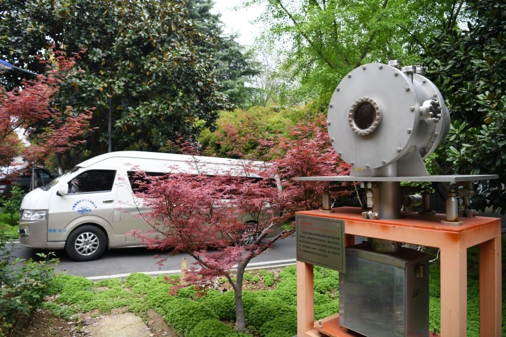 2024年4月6日，在位于安徽合肥的中國(guó)科學(xué)技術(shù)大學(xué)，自主研制的原位實(shí)驗(yàn)裝置準(zhǔn)備運(yùn)往上海光源開展實(shí)驗(yàn)。