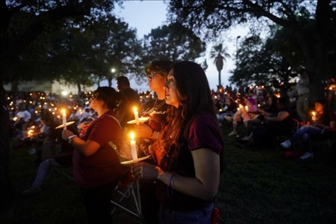 2023年5月24日，在美國得克薩斯州小城尤瓦爾迪，人們參加守夜儀式悼念校園槍擊遇害者。新華社記者吳曉凌攝