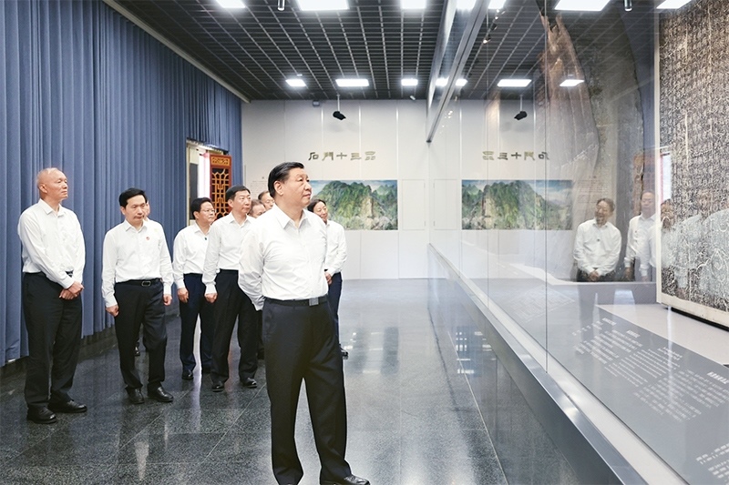 2023年7月29日，中共中央總書(shū)記、國(guó)家主席、中央軍委主席習(xí)近平在四川考察結(jié)束返京途中，來(lái)到陜西省漢中市考察。這是習(xí)近平參觀漢中市博物館有關(guān)歷史文物展陳。 新華社記者 鞠鵬/攝