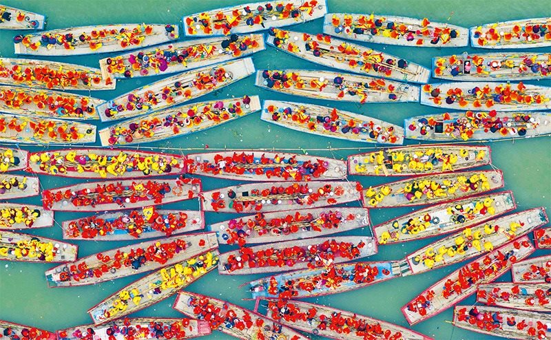 溱潼會(huì)船由南宋相沿至今，歷經(jīng)數(shù)百年傳承，被列入國(guó)家級(jí)非物質(zhì)文化遺產(chǎn)名錄。圖為2024年4月6日在江蘇省泰州市姜堰區(qū)溱湖國(guó)家濕地公園參加會(huì)船表演的船只。 新華社發(fā) 湯德宏/攝