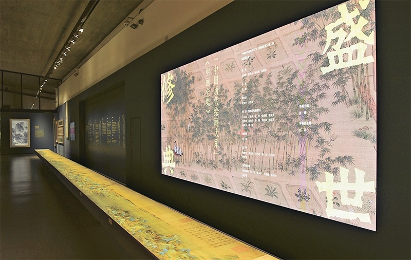 “中國(guó)歷代繪畫大系”，是習(xí)近平總書記親自批準(zhǔn)、高度重視的一項(xiàng)規(guī)模浩大、縱貫歷史、橫跨中外的國(guó)家級(jí)重大文化工程。圖為中國(guó)國(guó)家版本館杭州分館展示的“盛世修典——‘中國(guó)歷代繪畫大系’”收錄的數(shù)字化古畫（2023年5月31日攝）。 新華社記者 翁忻旸/攝