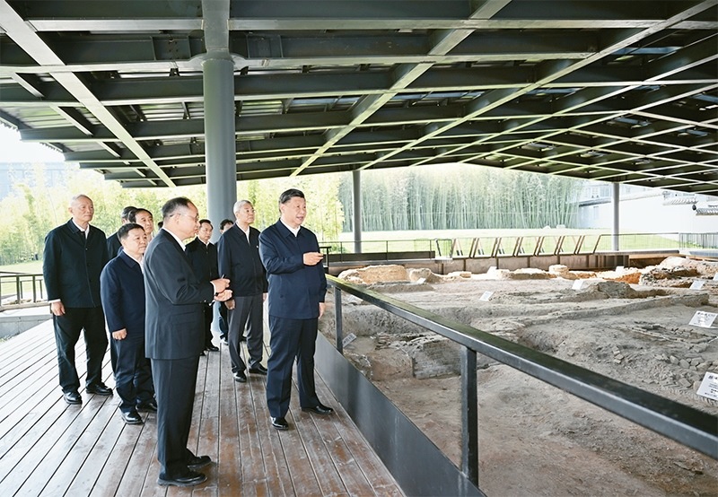 2023年10月10日至13日，中共中央總書(shū)記、國(guó)家主席、中央軍委主席習(xí)近平在江西考察。這是11日上午，習(xí)近平在景德鎮(zhèn)市陶陽(yáng)里歷史文化街區(qū)南麓遺址考察。 新華社記者 謝環(huán)馳/攝