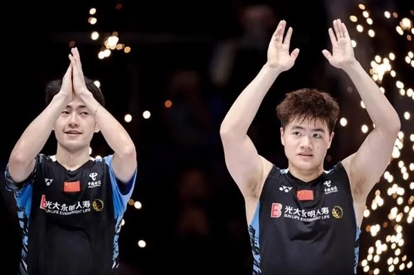 4月14日，梁偉鏗（右）/王昶在頒獎(jiǎng)儀式上。 新華社記者 江漢攝