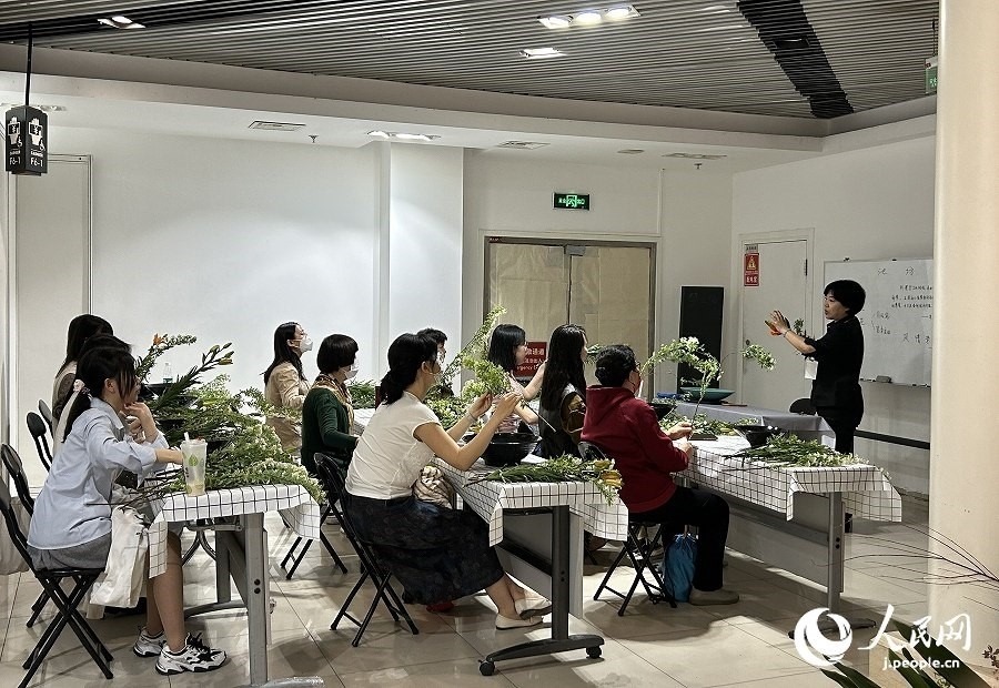 插花體驗(yàn)課。人民網(wǎng) 玄番登史江攝