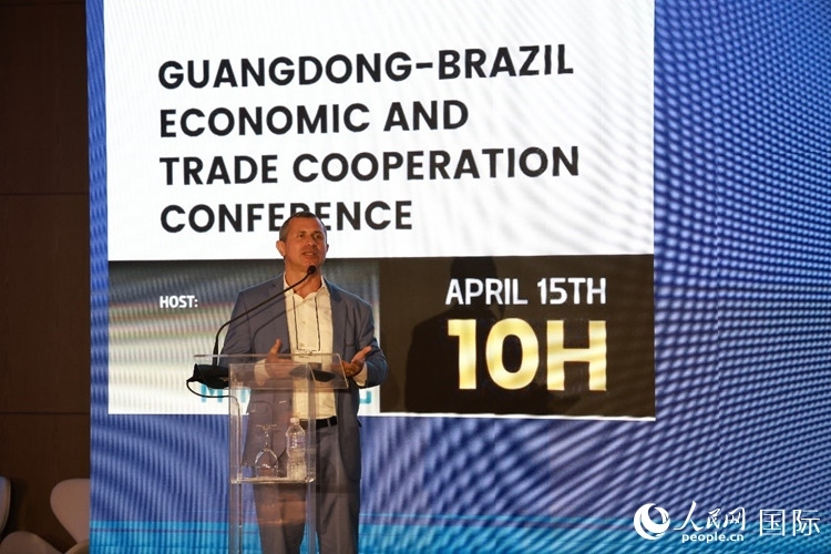 巴西里約州能源和海洋經(jīng)濟(jì)部國務(wù)秘書費利佩·佩肖托在推介會上致辭。人民網(wǎng)記者 陳海琪攝