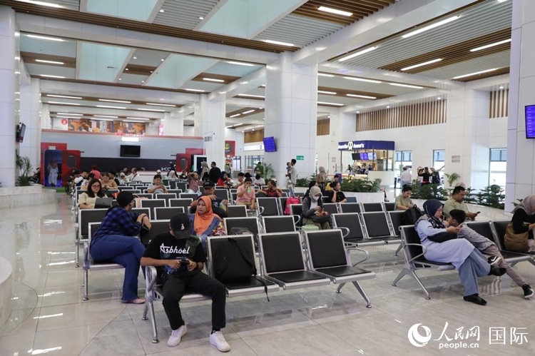 乘客在雅萬高鐵雅加達(dá)哈利姆站候車。人民網(wǎng)記者 曹師韻攝