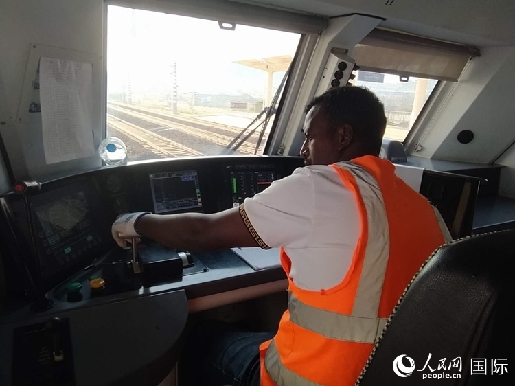 火車司機索博卡。人民網(wǎng)記者 黃培昭攝